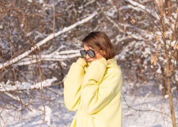women wear a polarized sunglass